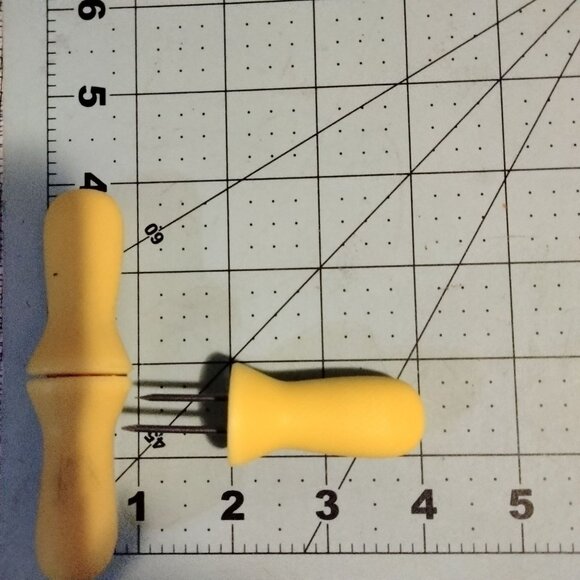 Corn On The Cob Holders Set 3 Yellow Nesting Handles Metal Prongs - Picture 3 of 5